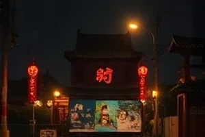 自然短片《一叶知春》封面，枝头嫩芽与雨后水珠